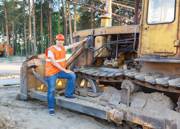 Uomo in attrezzatura da costruzione del driver del casco