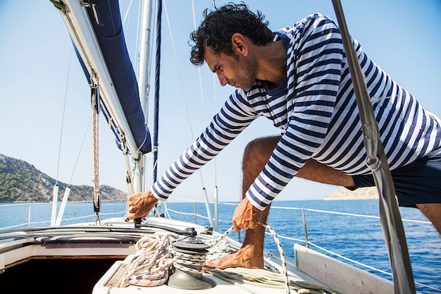 Uomo in azione di tirare la corda