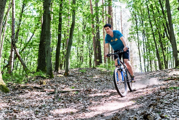 Uomo in bicicletta da mountain bike