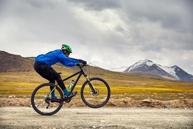 Uomo in bicicletta in montagna