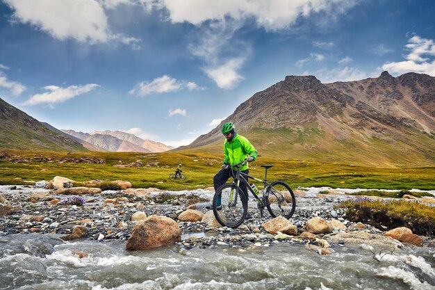 Uomo in bicicletta in montagna