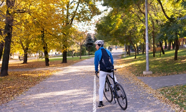 Uomo in bicicletta nel concetto di stile di vita attivo parco. Copia spazio