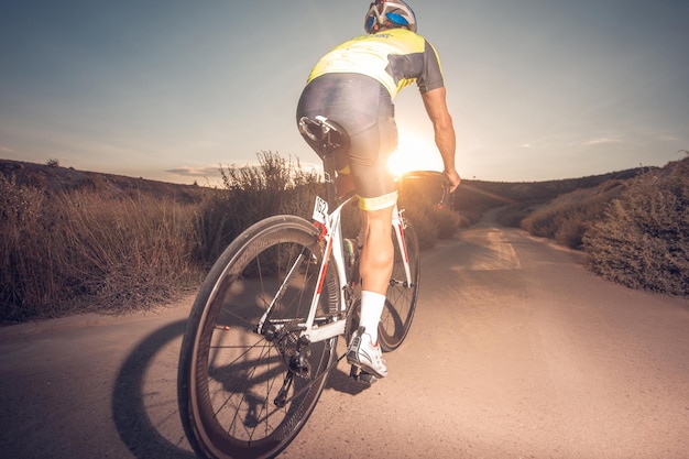 Uomo in bicicletta sulla strada