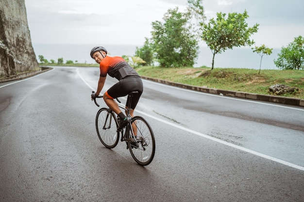 Uomo in bicicletta sulla strada