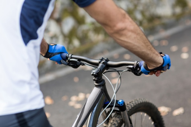 Uomo in bicicletta sulla strada