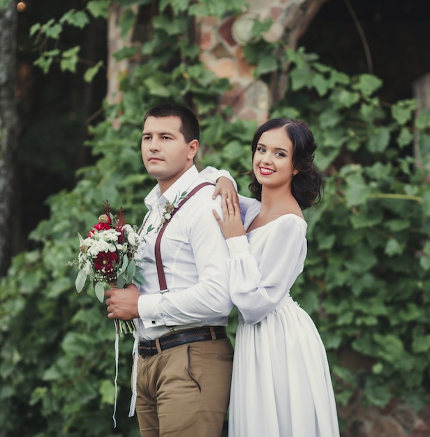 Uomo in camicia e una ragazza in un abito da sposa