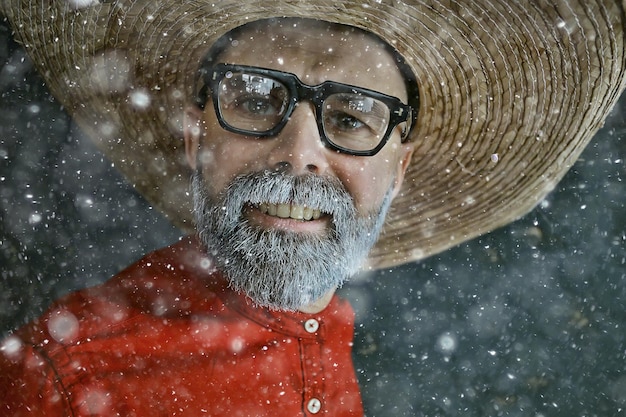 uomo in cappello sombrero con tesa, stile messicano, america latina, neve fredda inverno natale sfondo
