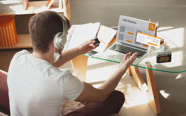 Uomo in cerca di lavoro durante la crisi mondiale. Trova un lavoro online.