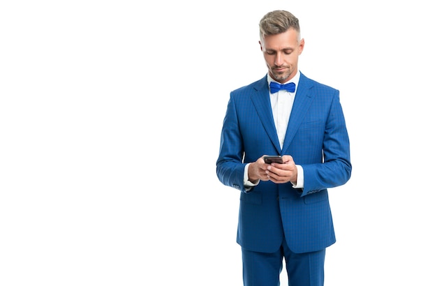 Uomo in chat vestito blu cravatta sul telefono isolato su bianco