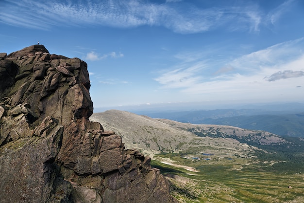 Uomo in cima alla montagna. Paesaggio.