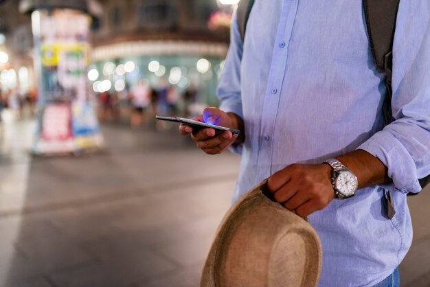 Uomo in città Via in possesso di un telefono