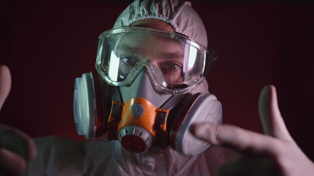 Uomo in costume protettivo tuta antigas protezione medica maschera di vernice spray Medico in respiratore
