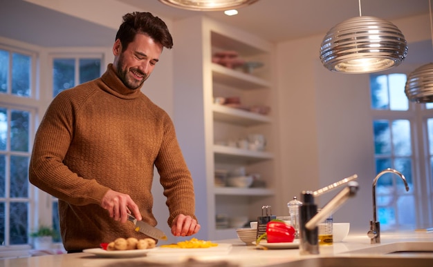 Uomo In Cucina A Casa Preparare Gli Ingredienti Per Il Pasto