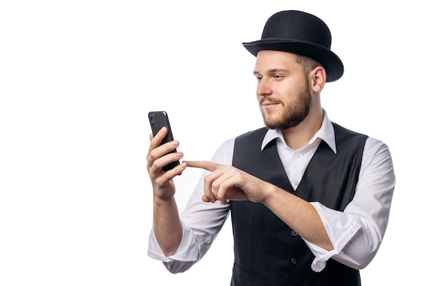 Uomo in divertente cappello antiquato nero