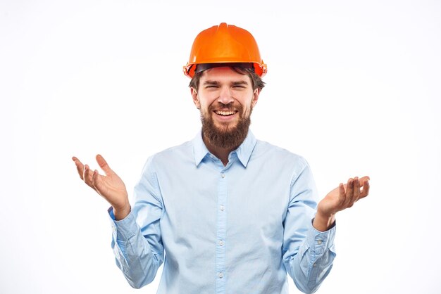 Uomo in divisa da lavoro arancione elmetto stile di vita ufficiale