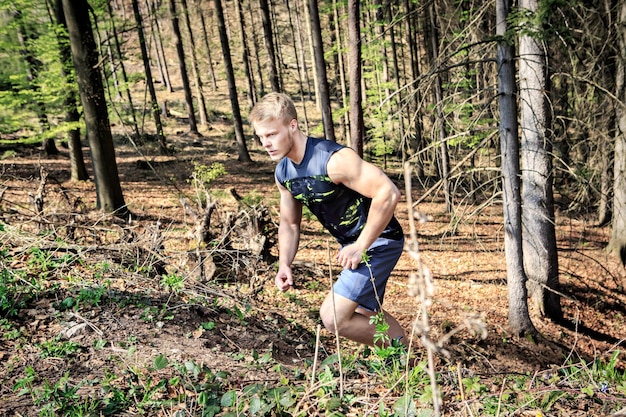 Uomo in escursione nella foresta