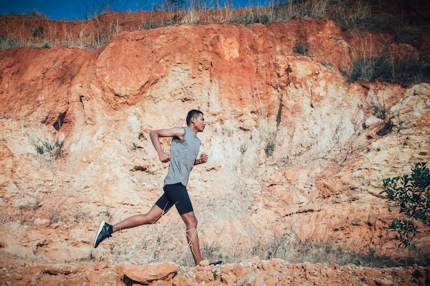 uomo in forma che corre concetto di cross-country all&#39;aperto di esercitare