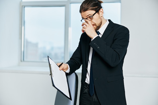 Uomo in giacca e cravatta in un abito da lavoro in ufficio tecnologie telefoniche