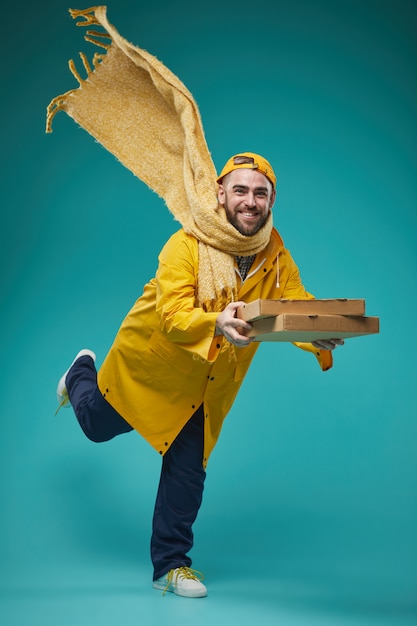 Uomo In Giallo Consegna Pizza