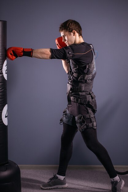 Uomo in guantoni da boxe durante l'allenamento