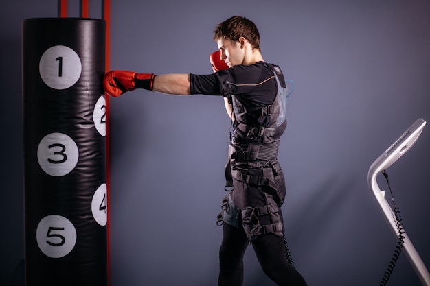 Uomo in guantoni da boxe durante l'allenamento