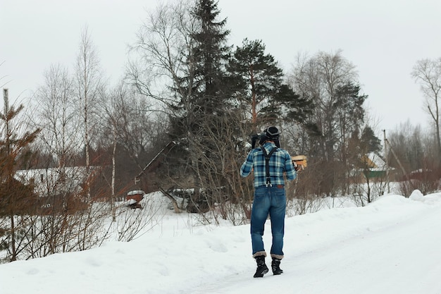 Uomo in inverno con l'ascia