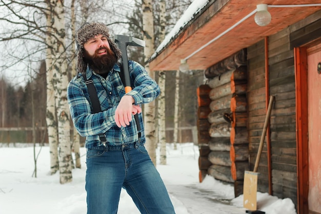 Uomo in inverno con l'ascia