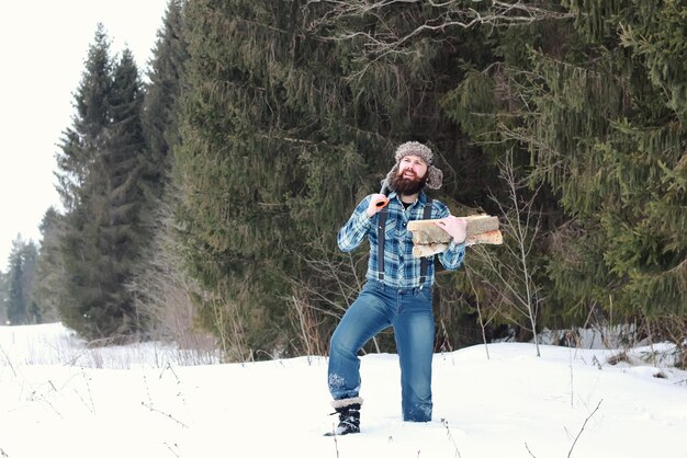 Uomo in inverno con l'ascia