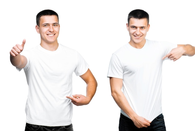 Uomo in maglietta bianca isolata su uno sfondo bianco per il tuo design