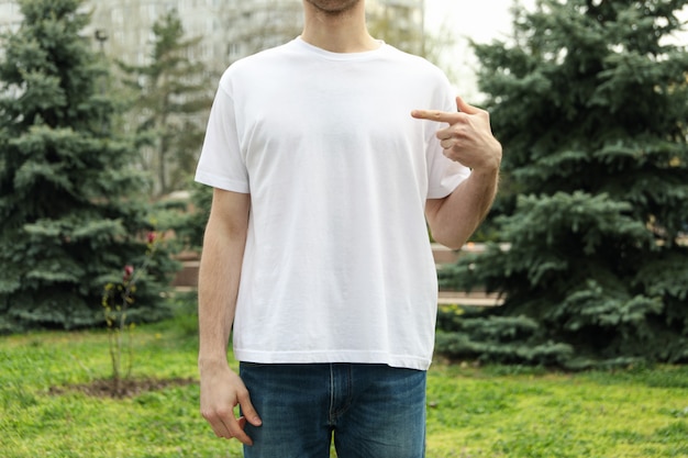 Uomo in maglietta bianca vuota. Foto all'aperto