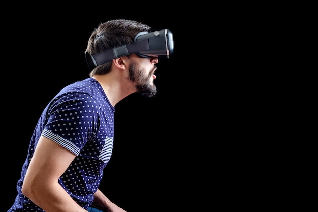 Uomo in maglietta blu punteggiata che indossa la realtà virtuale 3d-cuffia