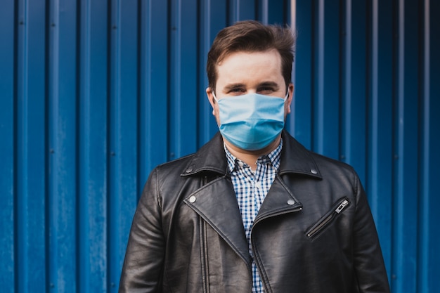 Uomo in maschera contro le malattie infettive e l'influenza.