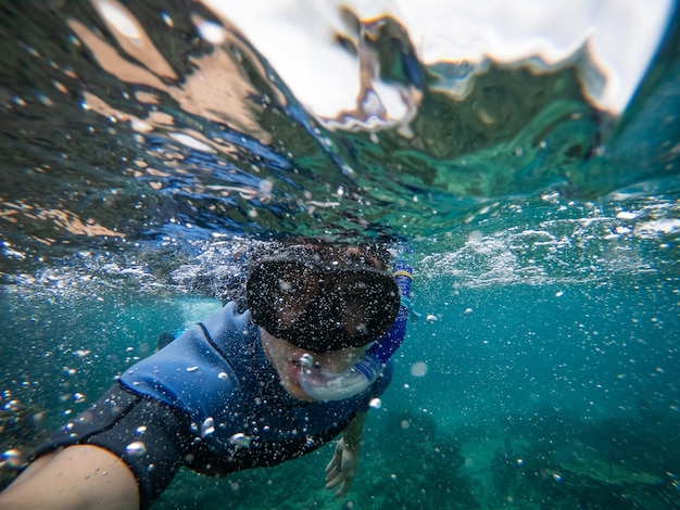 Uomo in maschera da snorkeling che fa selfie avventura subacquea e concetto di viaggio