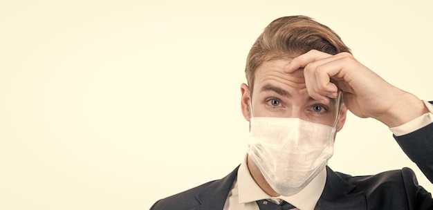 Uomo in maschera di protezione medica isolata su bianco copia spazio affari di sicurezza