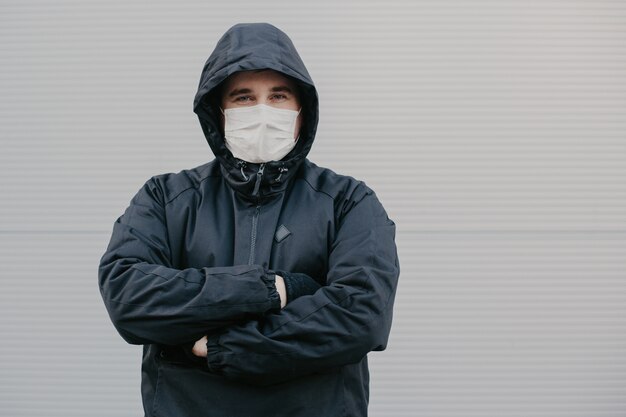 Uomo in maschera protettiva contro malattie infettive e influenza.