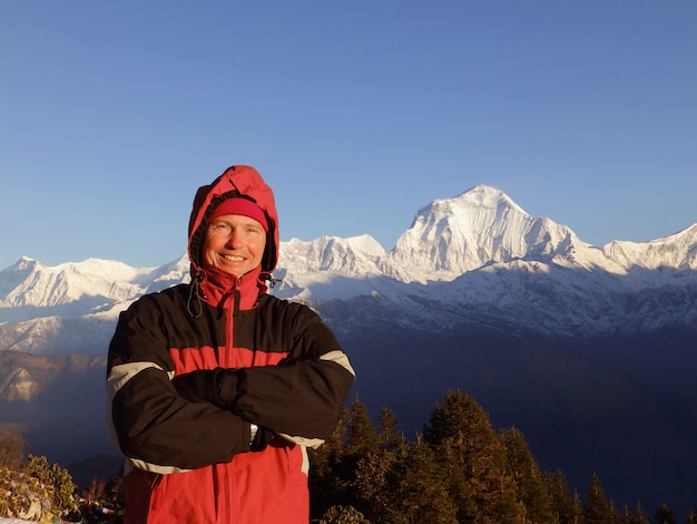 Uomo in montagne dell'Himalaya. Stile di vita sportivo da viaggio