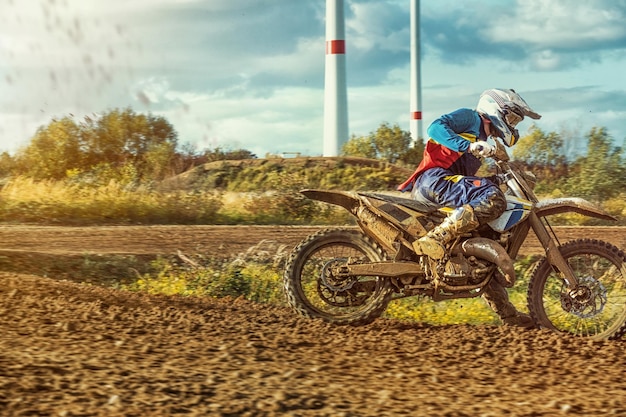 Uomo in moto sul campo contro il cielo