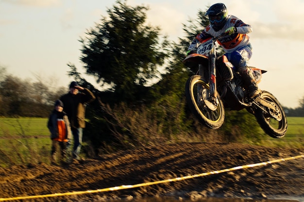 Uomo in moto sul campo
