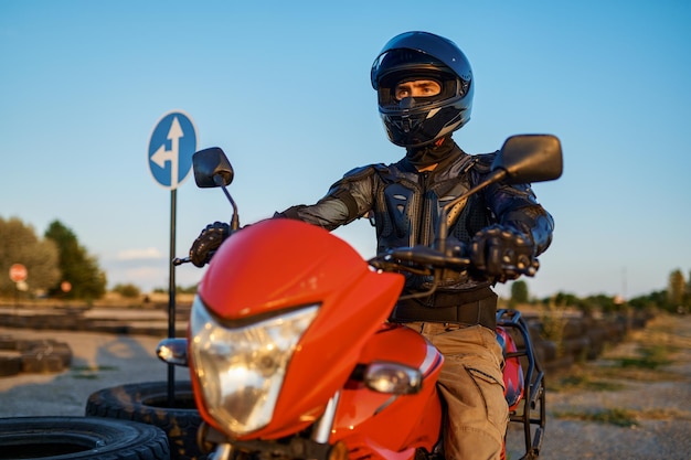 Uomo in moto, vista frontale, scuola di moto