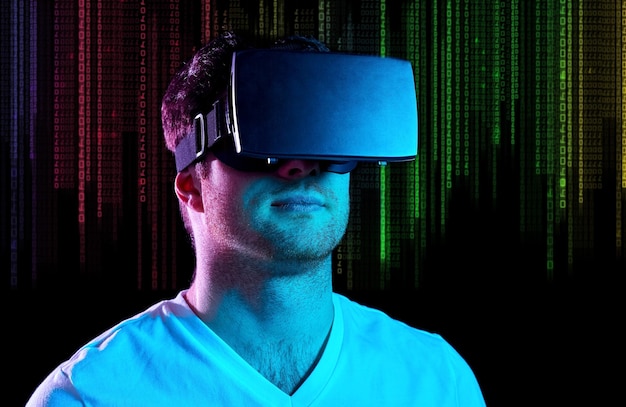 uomo in occhiali VR su luci al neon e codice binario