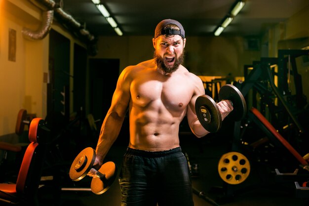 Uomo in palestra con manubri