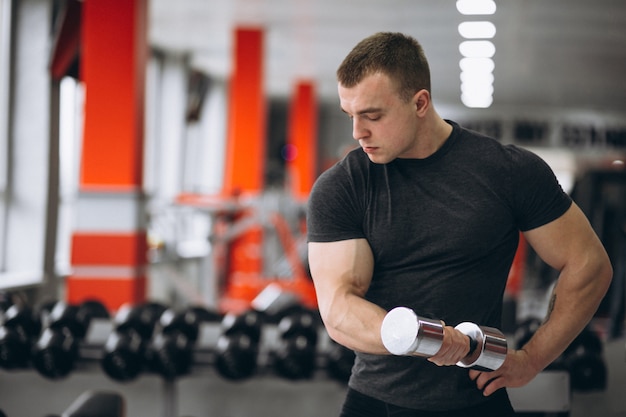 Uomo in palestra