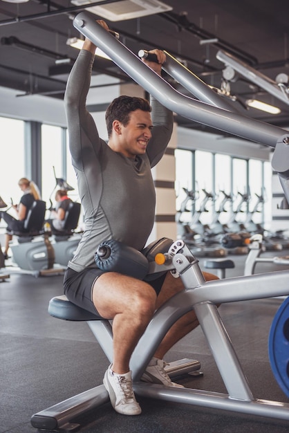 Uomo in palestra