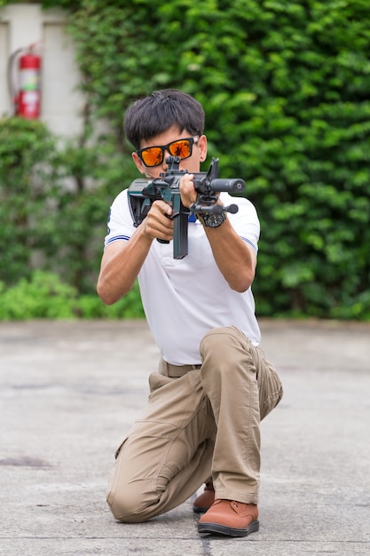 Uomo in pantaloni cargo con pistola