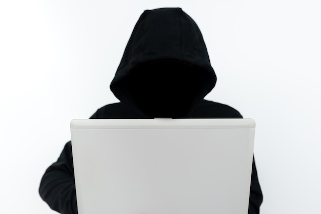 Uomo in piedi con il computer portatile che presenta l'uomo d'affari di sicurezza informatica che pensa profondamente per la difesa della tecnologia dell'informazione Guy Brain Storming strategie brillanti