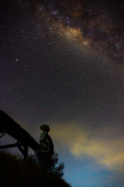 Uomo in piedi sopra la galassia della Via Lattea