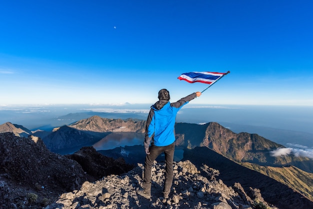 Uomo in piedi sulla cima della montagna Rinjani.