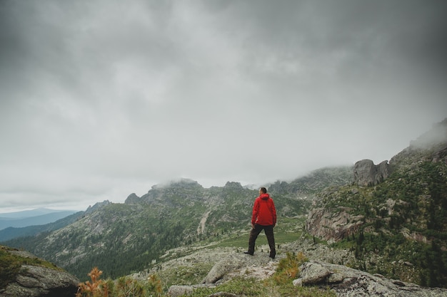 Uomo in piedi sulla cima della montagna