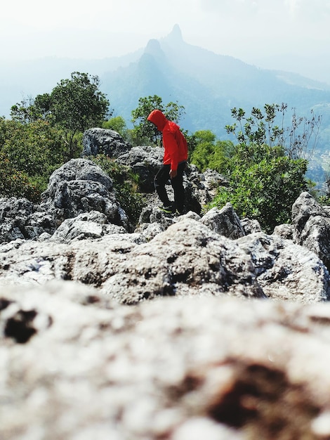 Uomo in piedi sulla roccia a Bukit Tabur contro il cielo