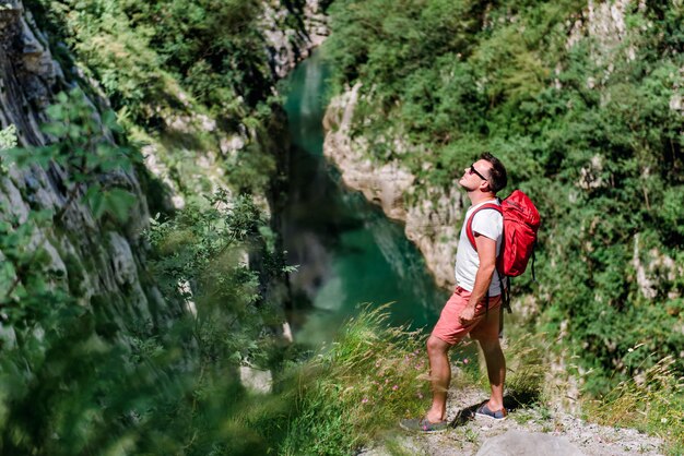 Uomo in piedi sulla scogliera